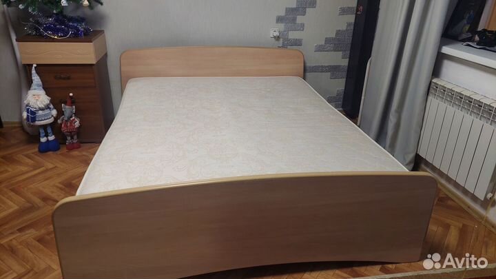Кровать двухспальная с матрасом