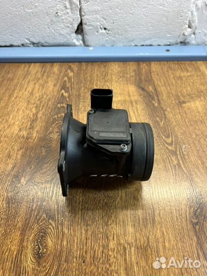 Датчик массового расхода воздуха Volkswagen Passat