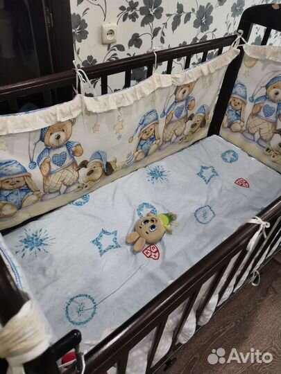 Детская кроватка с маятником и ящиком