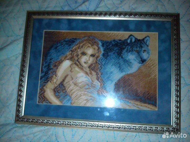Готовая картина в рамке, вышитая крестиком