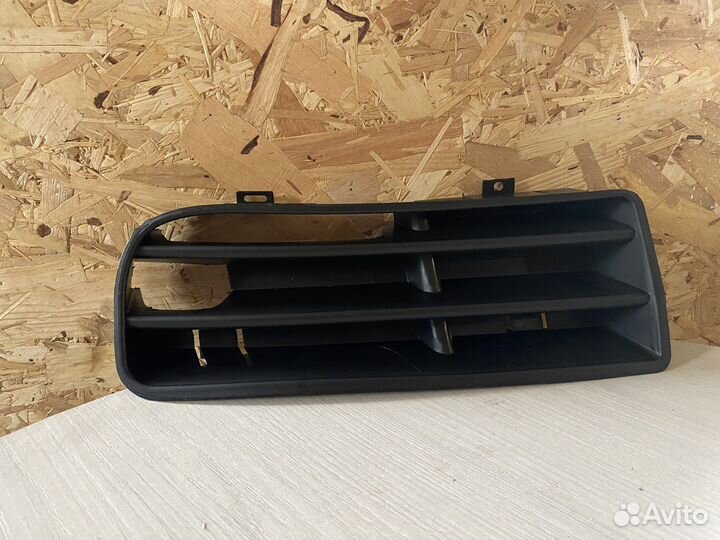 Решетка в бампер левая Vw Golf 4