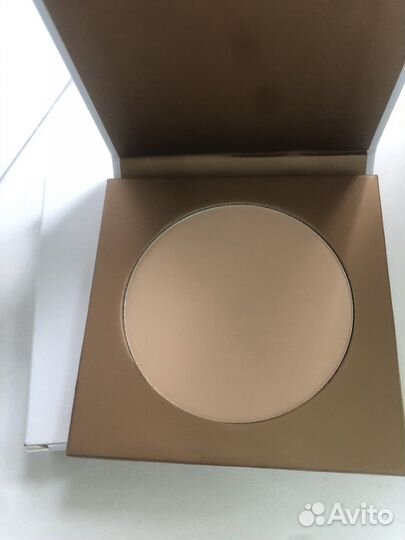 Компактная минеральная пудра avon