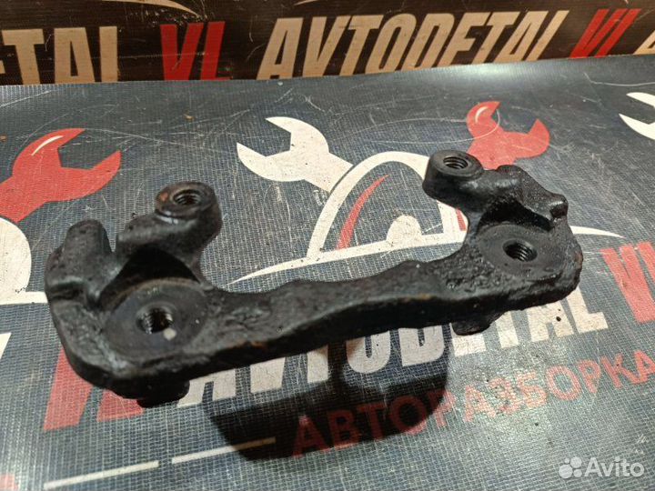 Скоба суппорта передняя правая Kia Shuma хэтчбек