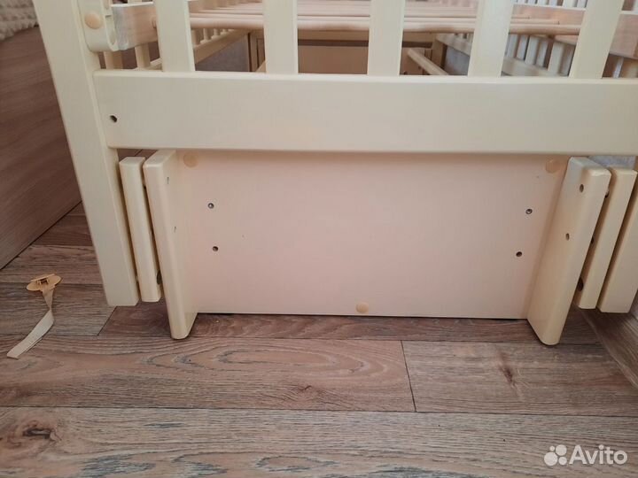 Детская кроватка с маятником белая