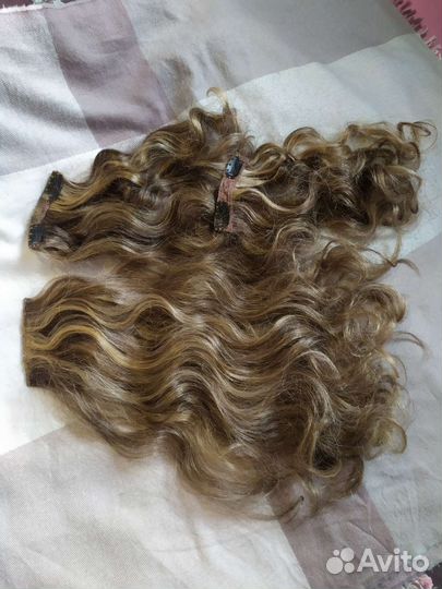 Волосы на заколках светло-русые, хвост