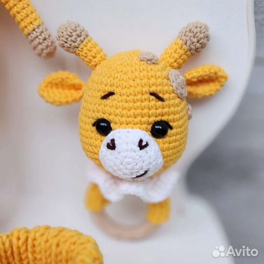 Игрушка сплюшка, пинетки и погремушка жирафчики