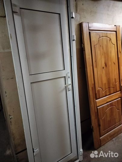 Дверь алюминиевая