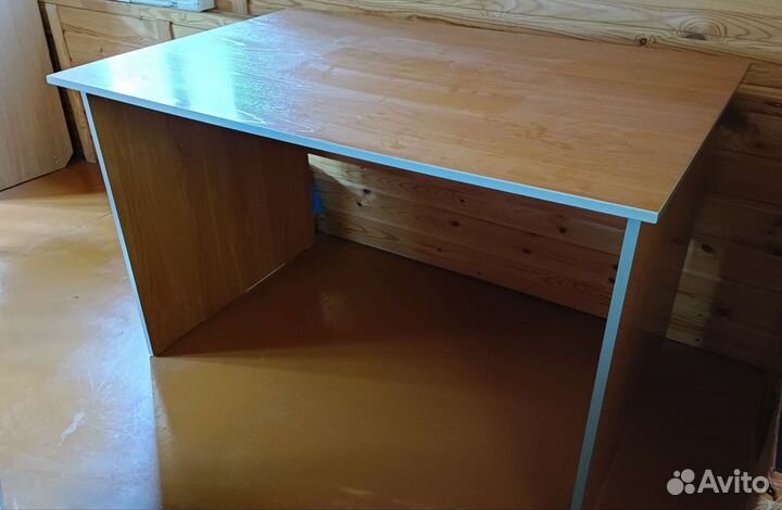 Офисный стол и подставки под мониторы