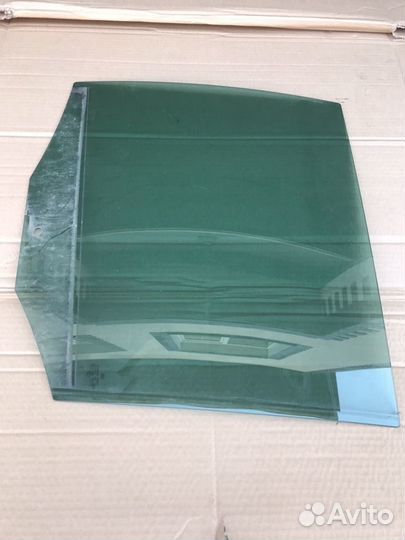 Стекло задней левой двери VW Tiguan 5N
