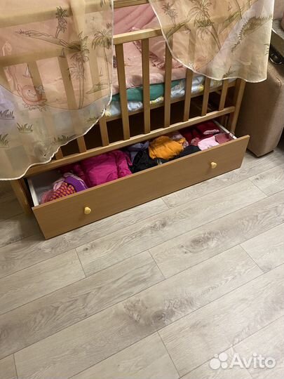 Детская кроватка с маятником и ящиком