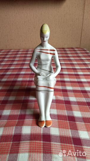 Статуэтка фарфор