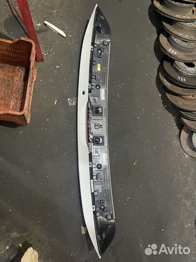 Спойлер багажника крайслер пацифика 2017+