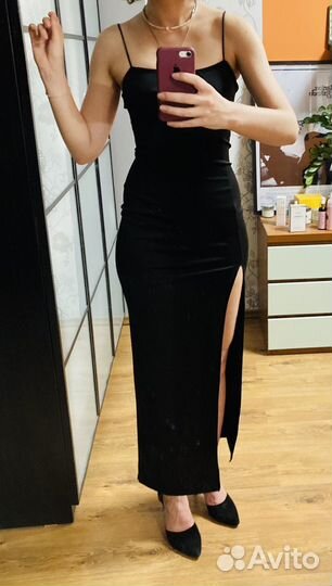 Платье с разрезом на тонких бретелях