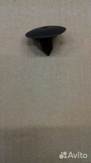 Крепеж пластиковая клипса Nissan 0146100QAD