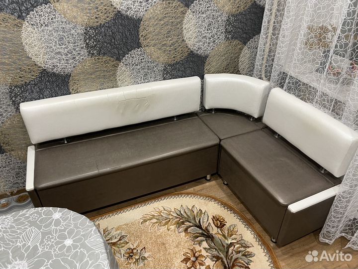 Кухонный уголок с местами для хранения