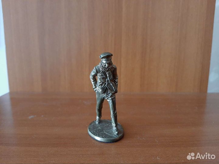 Фигурка О. Бендера