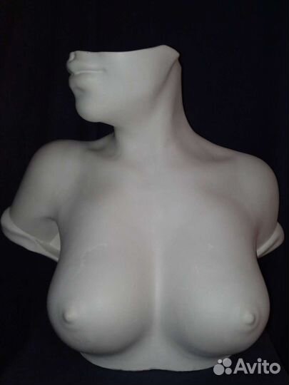 Гипсовая фигура женщины