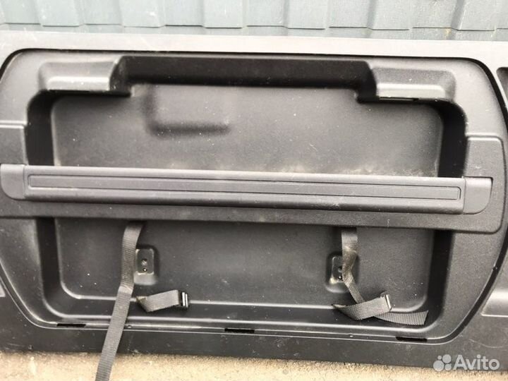 Обшивка двери багажника Mitsubishi Pajero IV