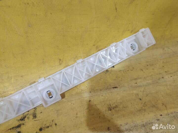 Направляющая заднего бампера левая lancer X