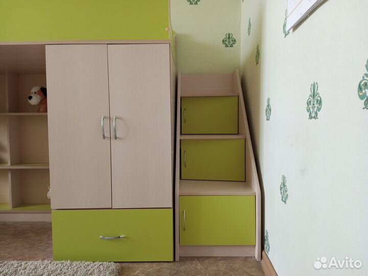 Кровать-чердак в комплекте с мебелью