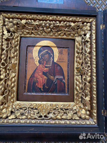 Старинные иконы в киоте