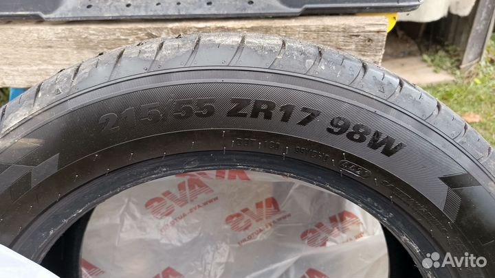 Kumho Ecsta HS52 215/55 R17 98ZR