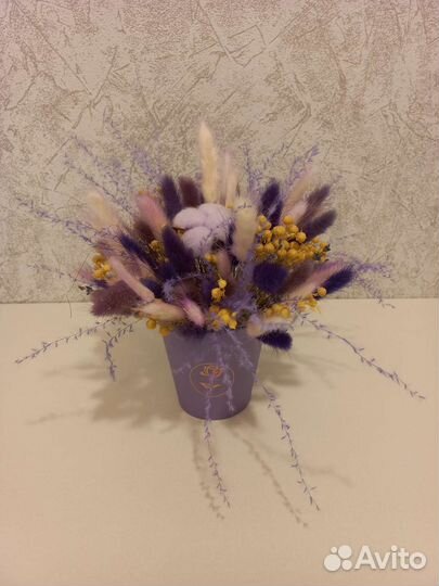 Композиция из сухоцветов фиолетовая