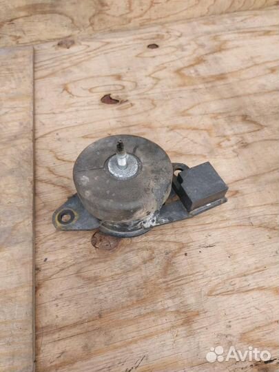 Подушка крепления двигателя передняя левая Nissan