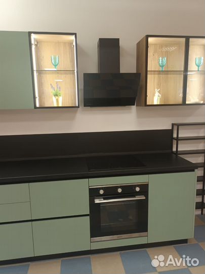 Кухня прямая матовая с витринами