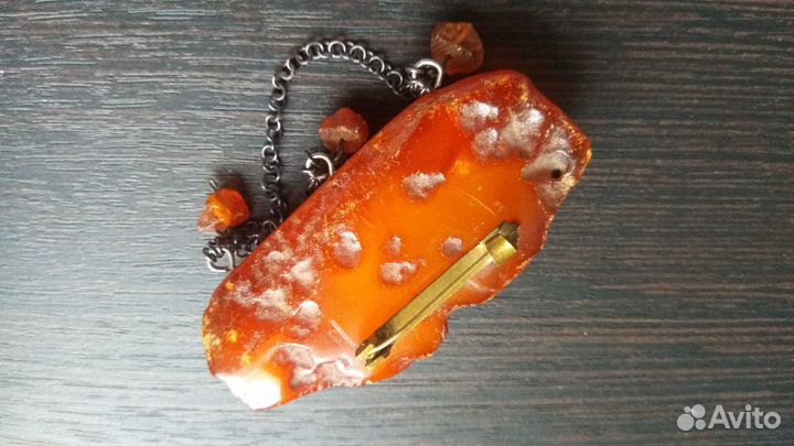 Брошь янтарь