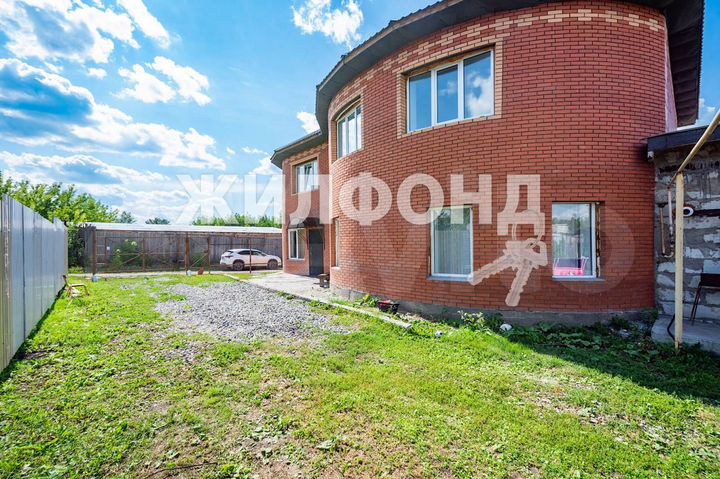 Коттедж 372,2 м² на участке 6 сот.