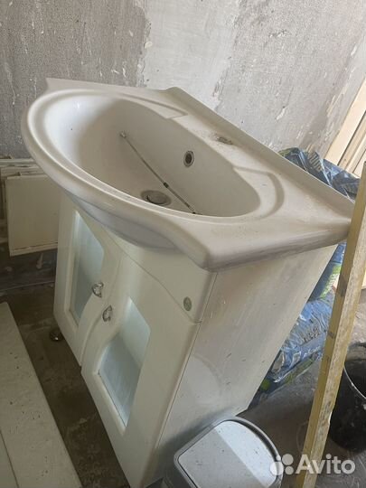 Тумба с раковиной и шкаф зеркало