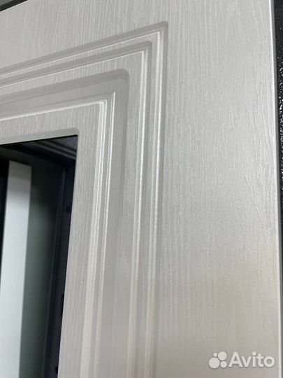 Дверь входная Фаворит с зеркалом