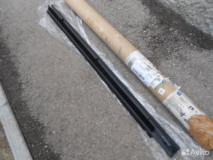 Cadillac SRX Молдинг стекла передней левой двери