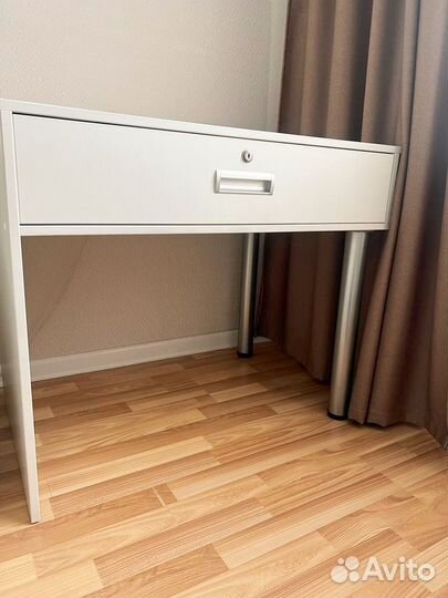 Компьютерный стол белый