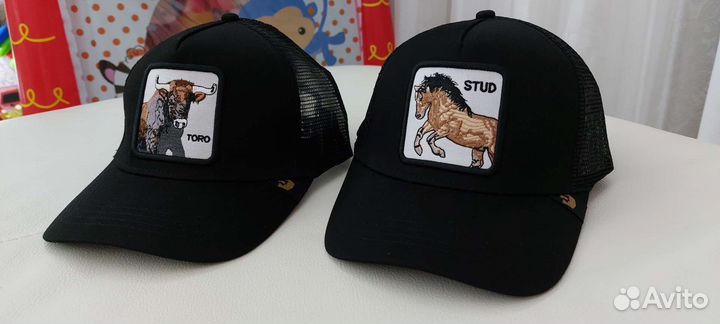 Кепка сетка с быком и лошадью