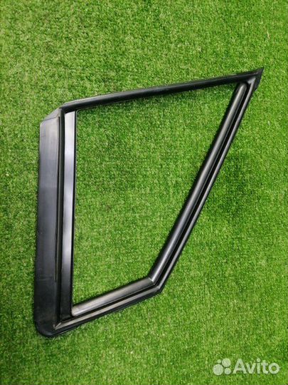 Уплотнитель стекла двери передний правый Subaru Xv