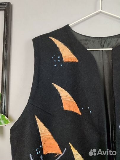 Шерстяной жилет с вышивкой. Винтаж р.48