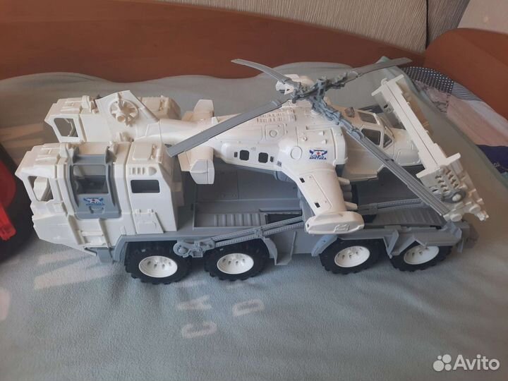 Подводная лодка, корабли, вертолёт, машины