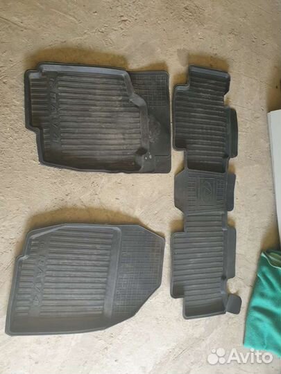 Продам коврики резиновые, оригинал Toyota Rav 4