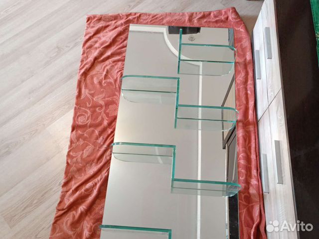 Зеркало с полками из стекла