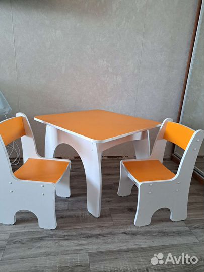 Стол детский + два стульчика