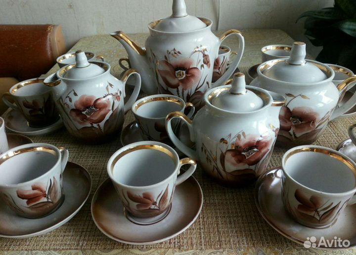 Фарфоровый старинный сервиз на 12 персон