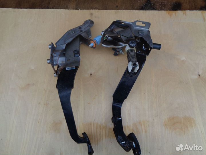 Mitsubishi pajero sport 3 Педаль тормоза сцепления