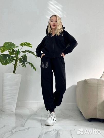 Спортивный женский костюм