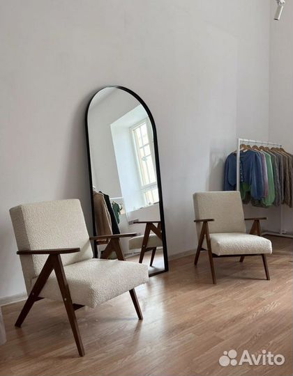 Зеркало в металлической раме