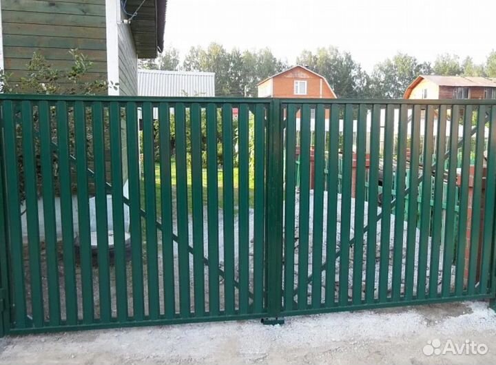 Забор из евроштакетника для дома качественно