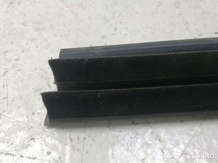 Уплотнитель стекла двери задний левый Peugeot 207