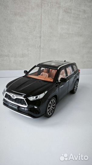 Модель Toyota Highlander масштаб 1:24
