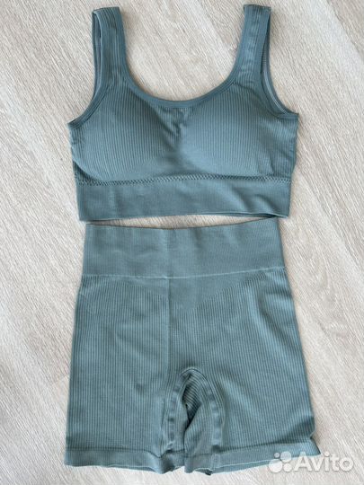 Спортивный бесшовный костюм